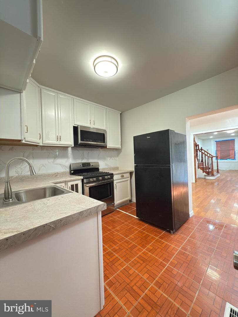 1544 W Glenwood Avenue photo 1