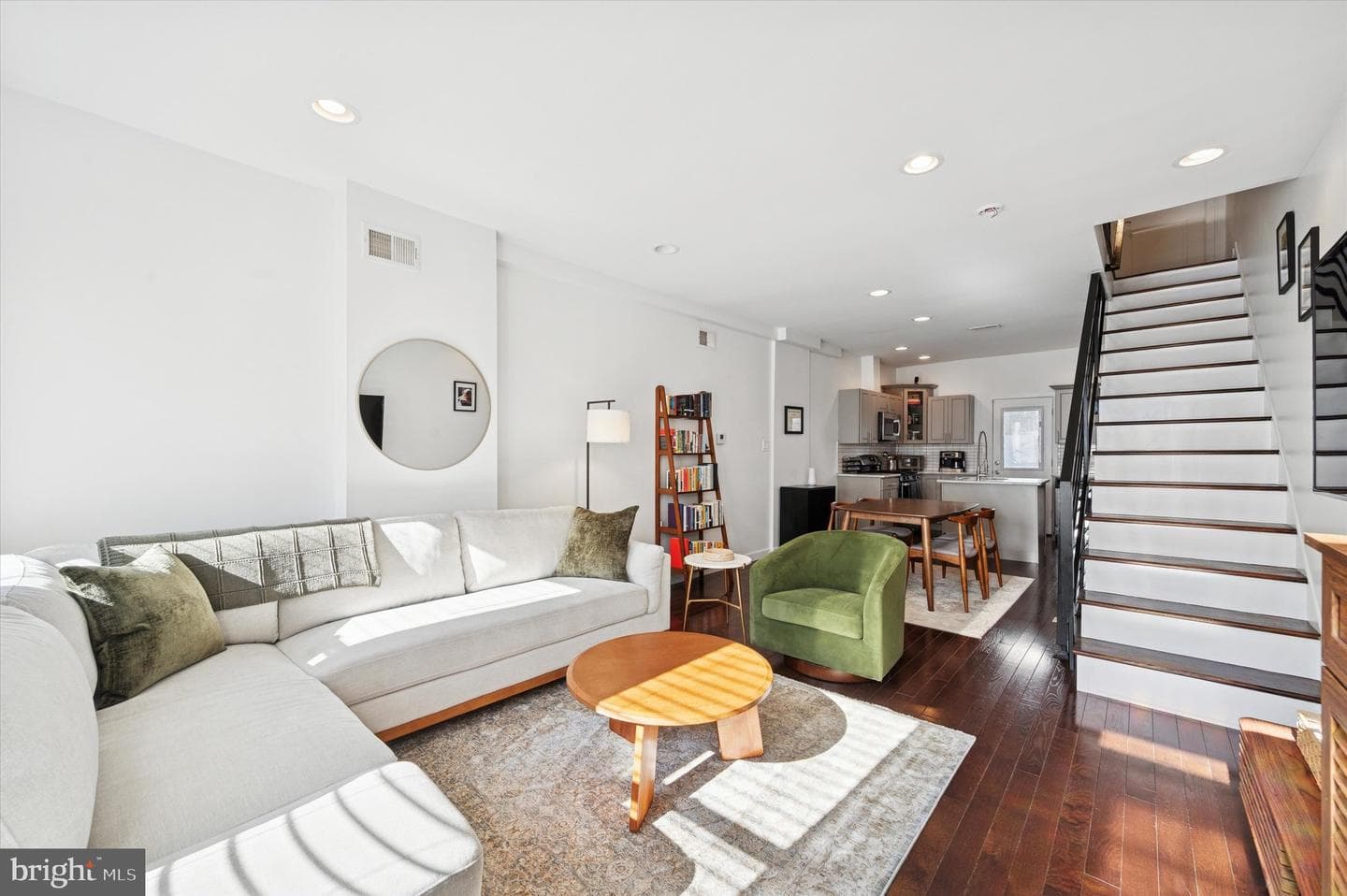 1827 Hoffman Street photo 1