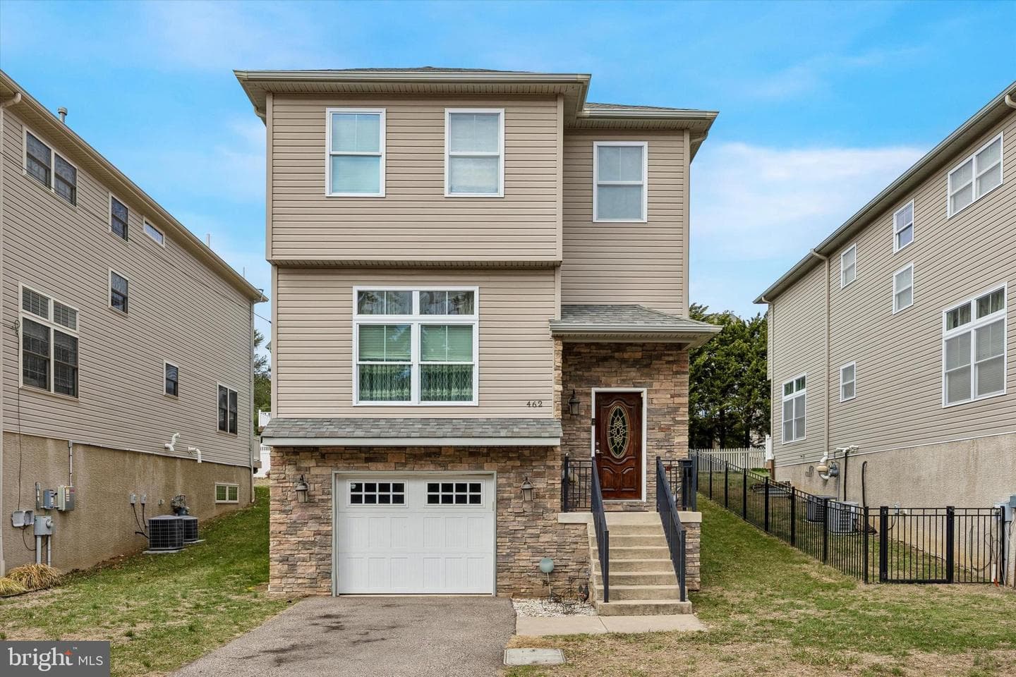 462 Oriole Street photo 1