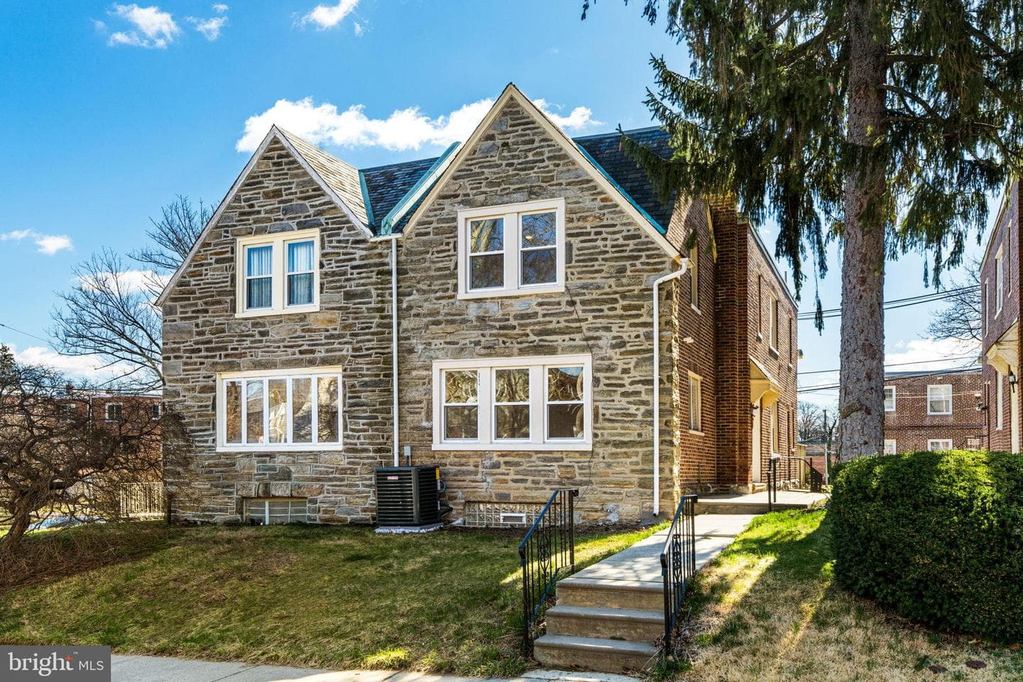 942 E Dorset Street photo 1