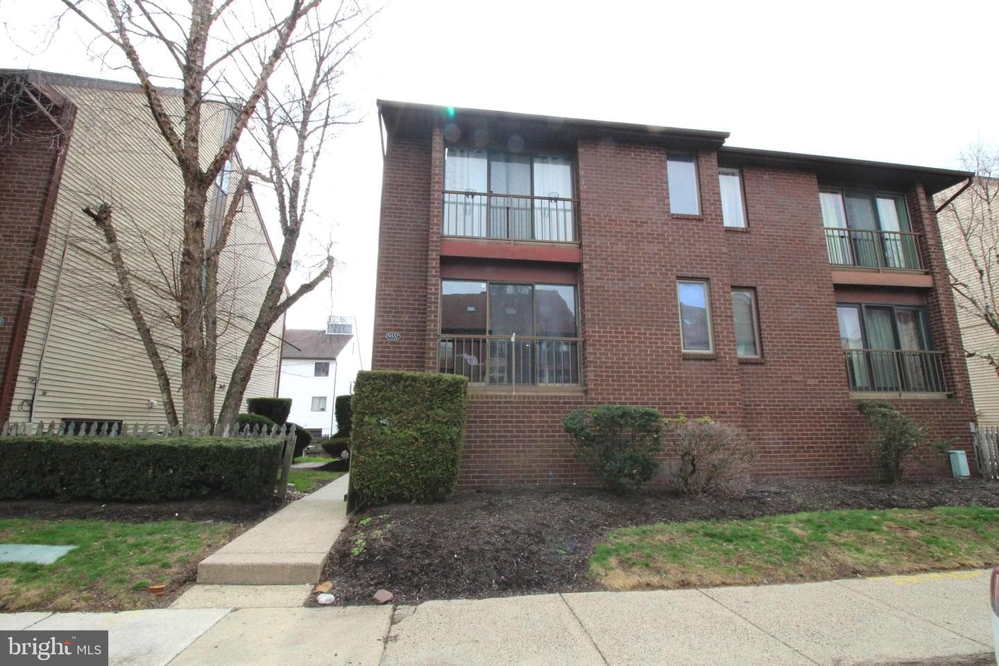 9557 James Street #a photo 1