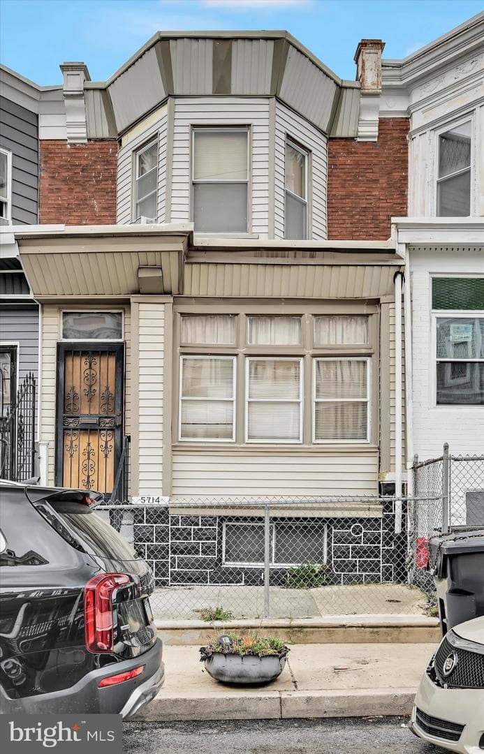 5714 Hadfield Street photo 1