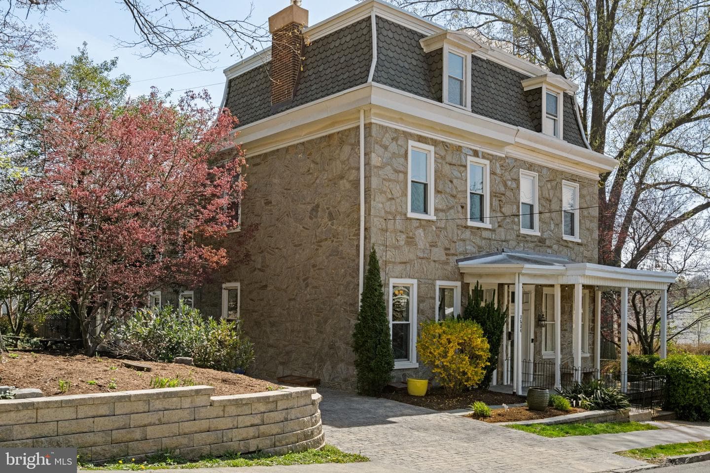 3534 Ainslie Street photo 1