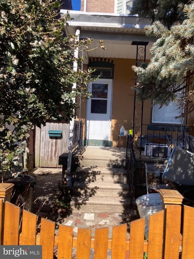328 Roxborough Avenue photo 1