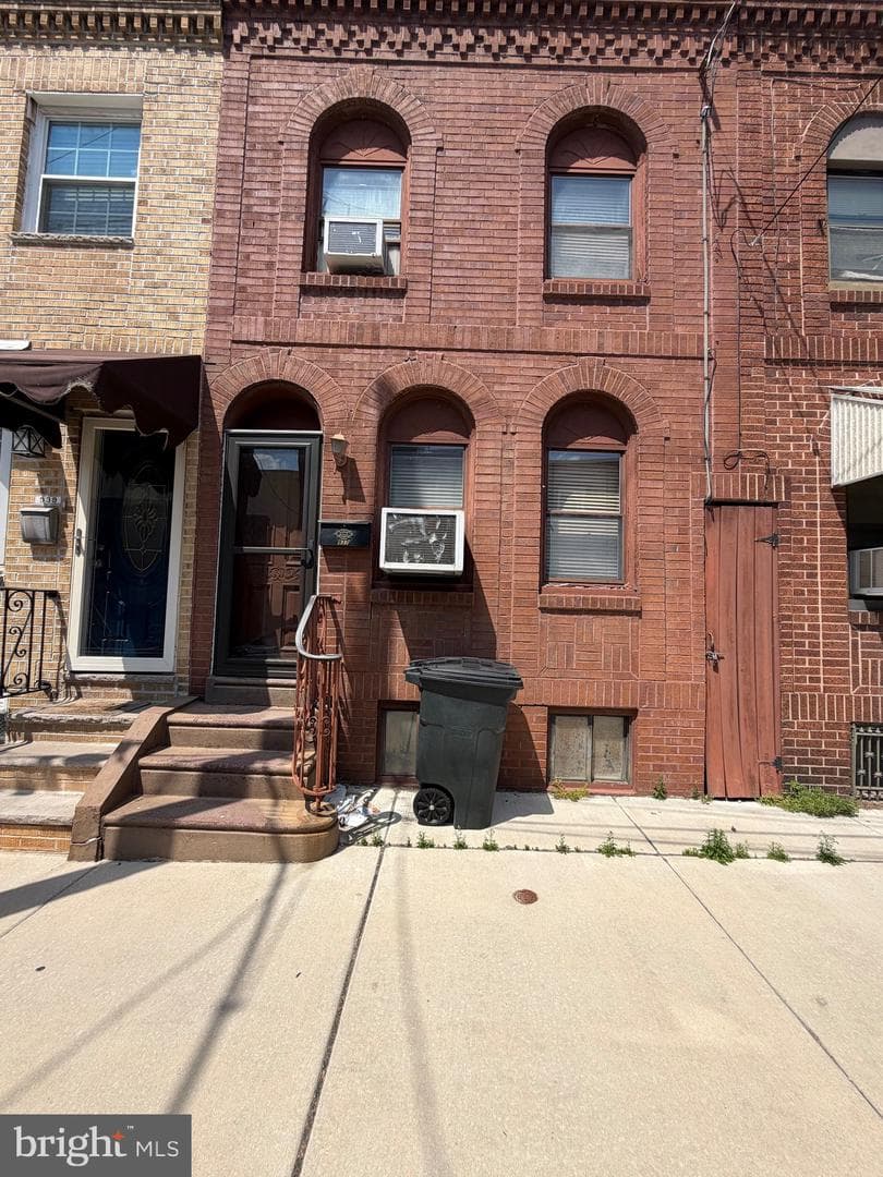 937 Hoffman Street photo 1