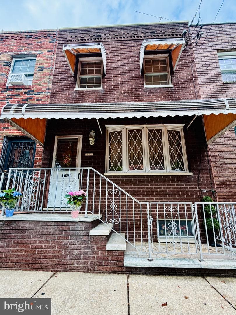 831 Moore Street photo 1
