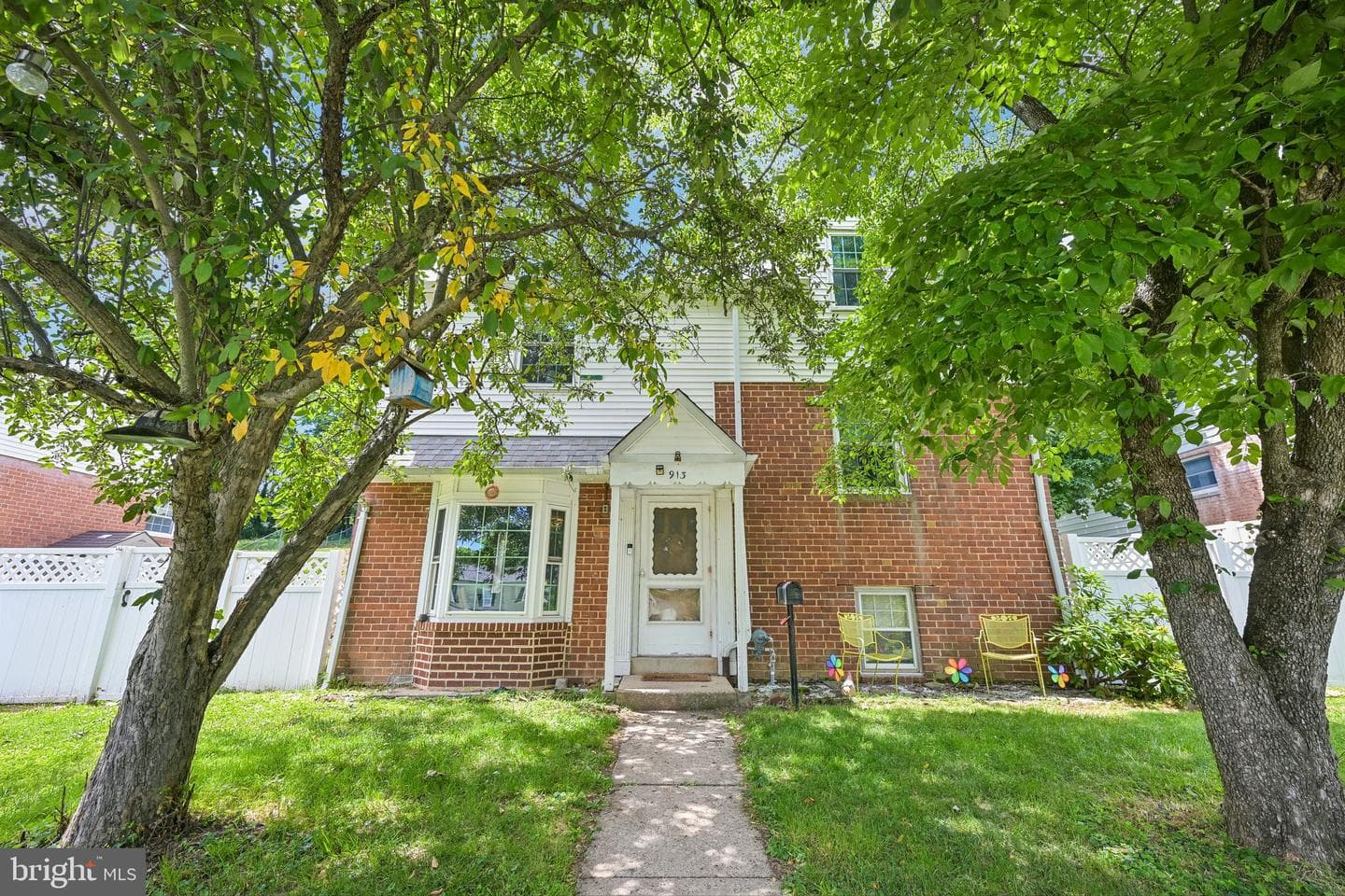913 Lomond Lane