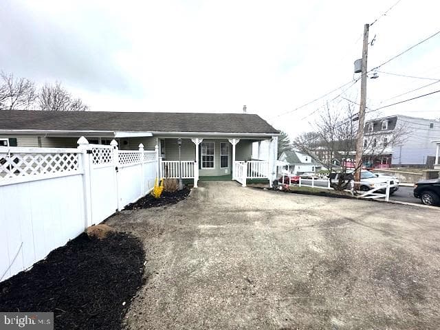 1015 W Race Street photo 1