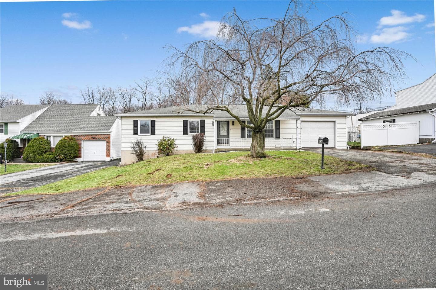 555 S Garfield Avenue photo 1