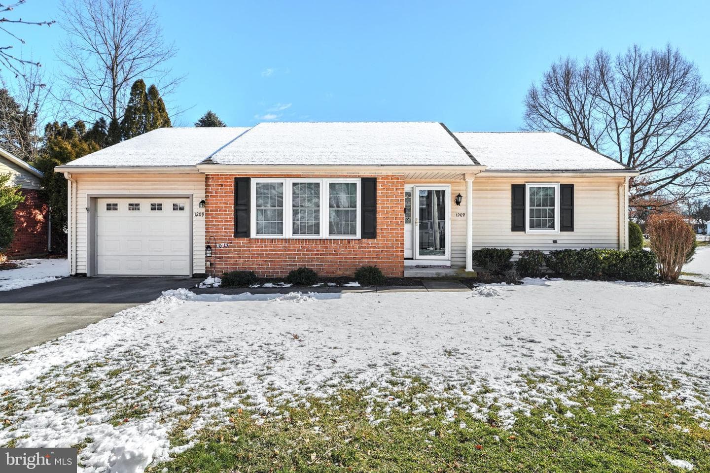 1209 E Walnut Street photo 1