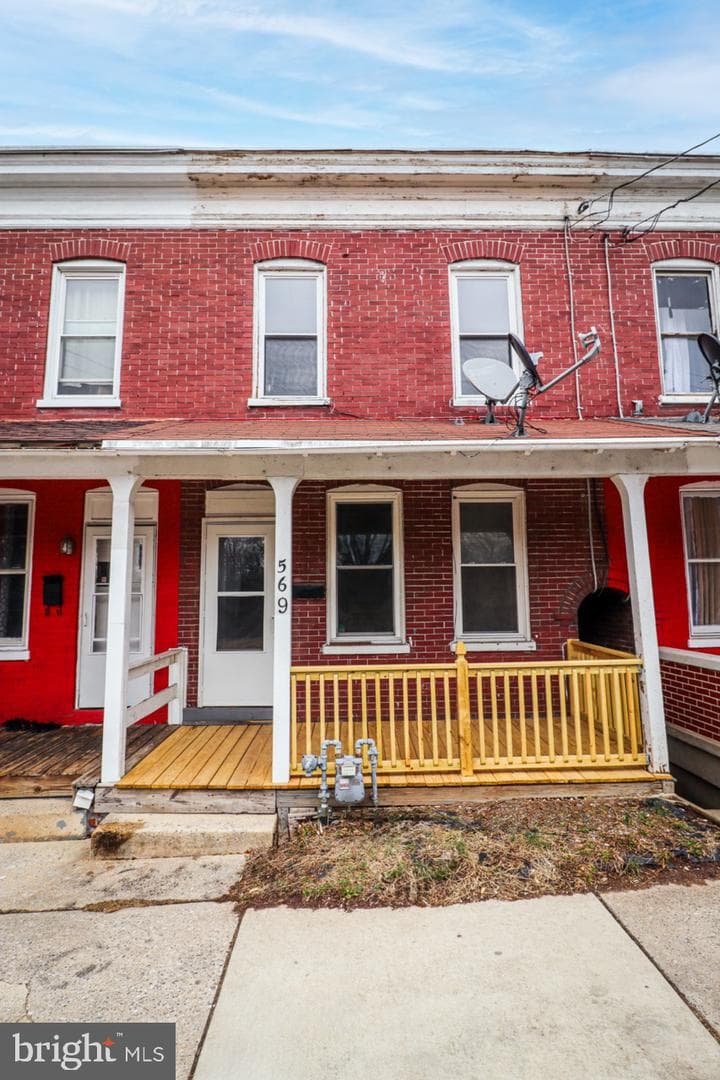 569 Smith Street photo 1
