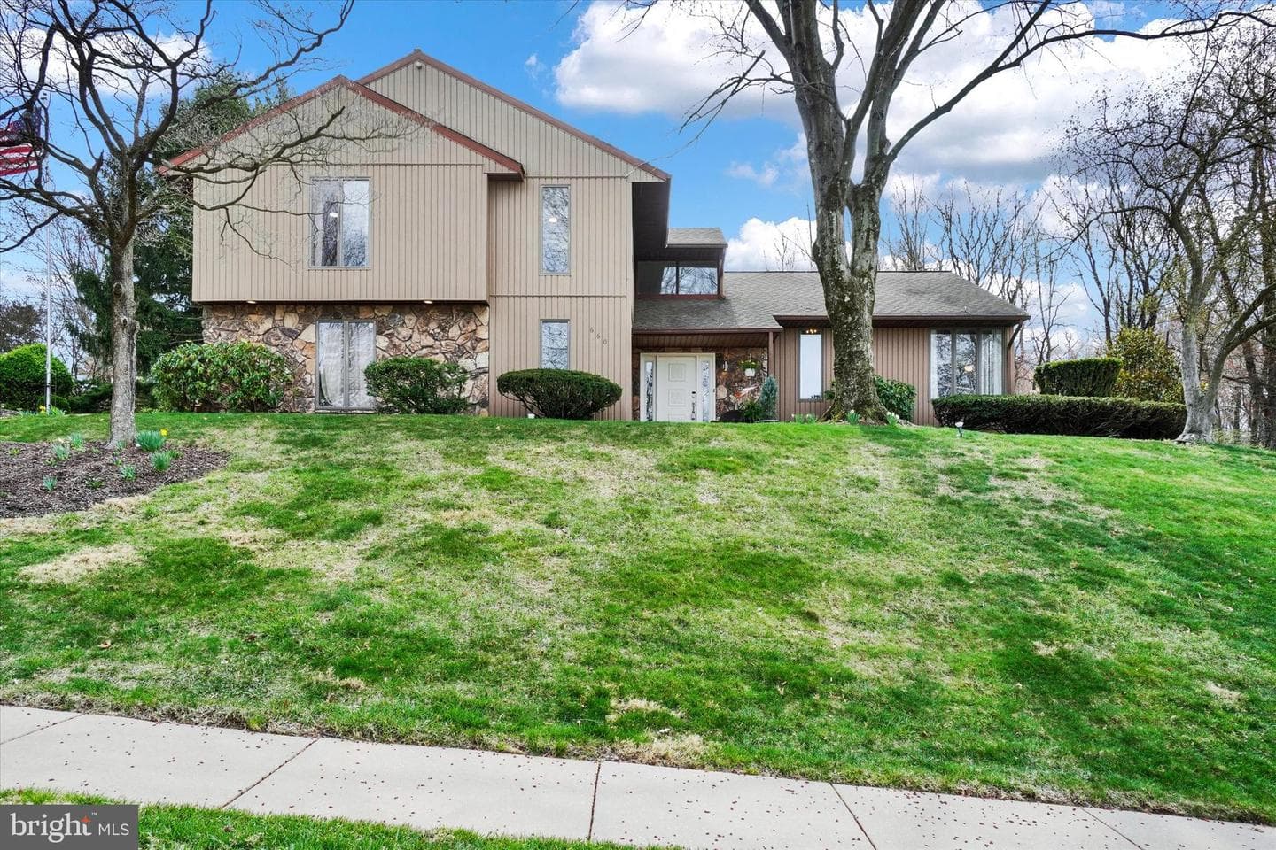 660 Marlow Drive photo 1
