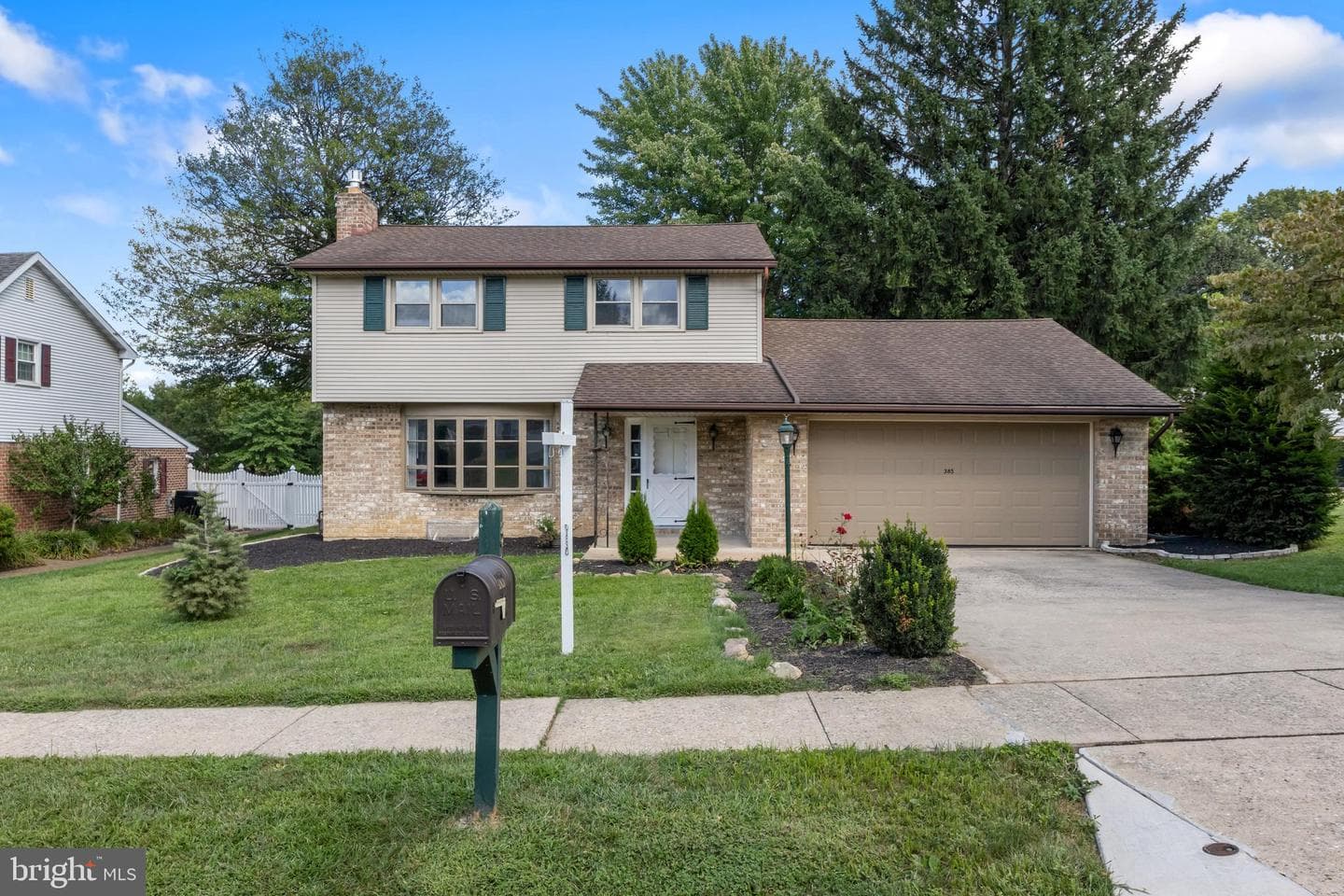 385 Folkstone Way photo 1