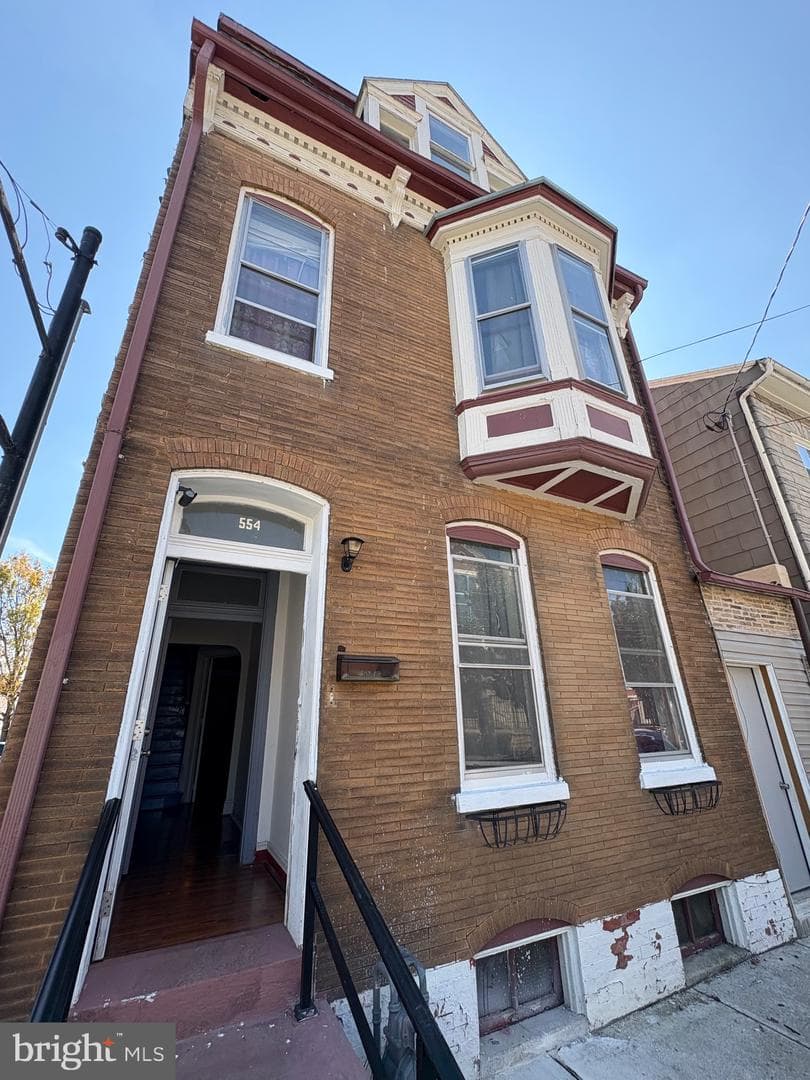 554 W King Street photo 1