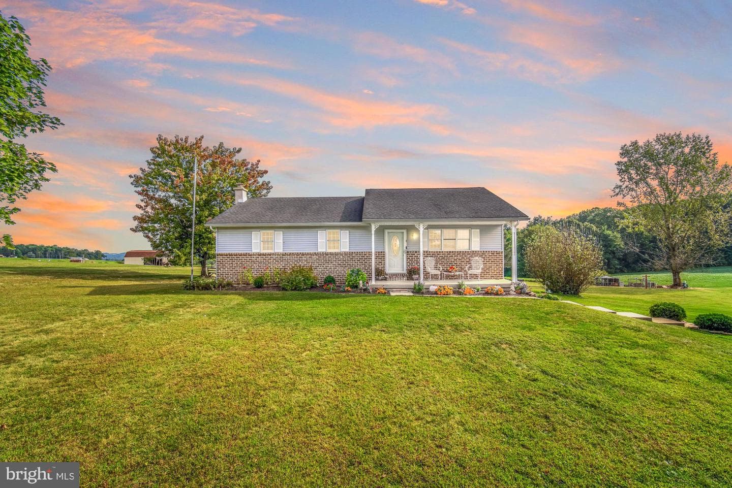 1398 Manor Road photo 1