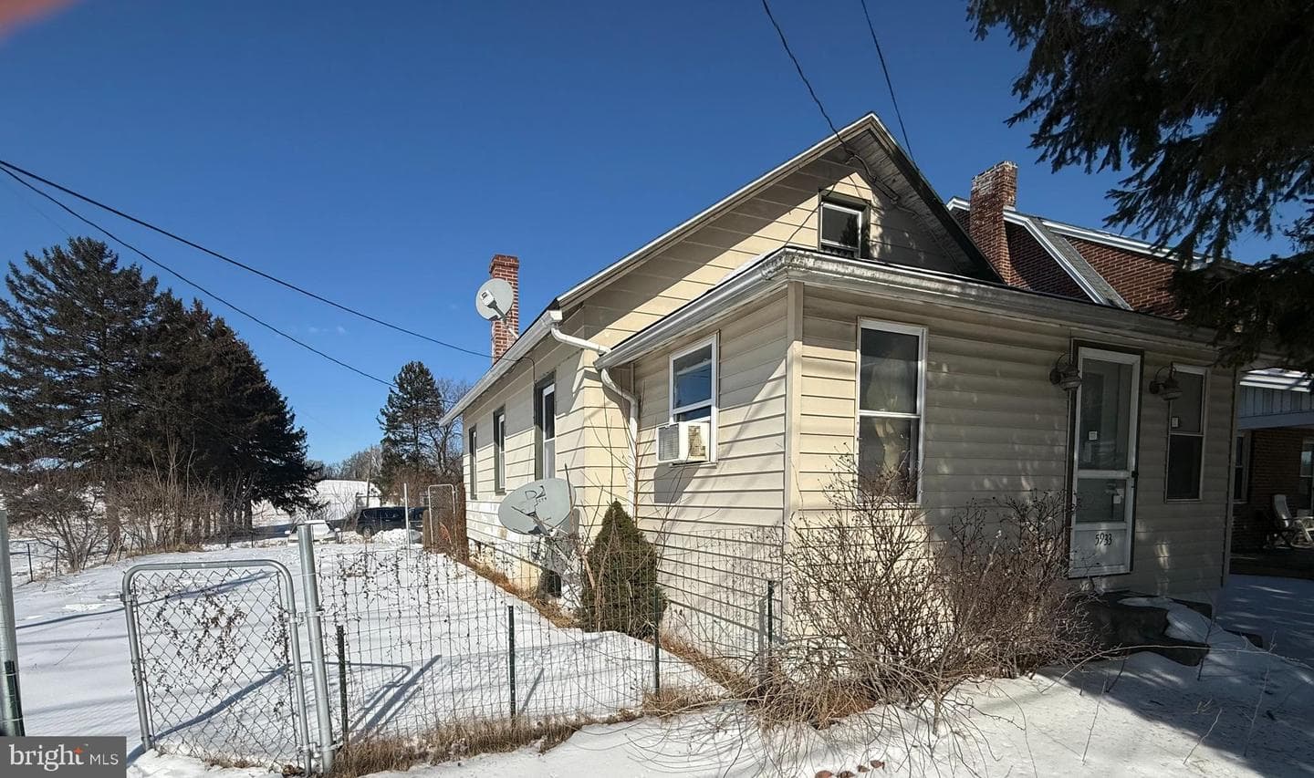 5933 Lincoln Highway W