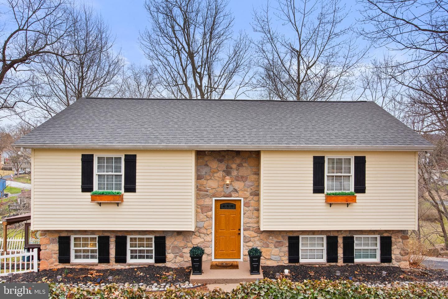 35 Hemlock Lane photo 1