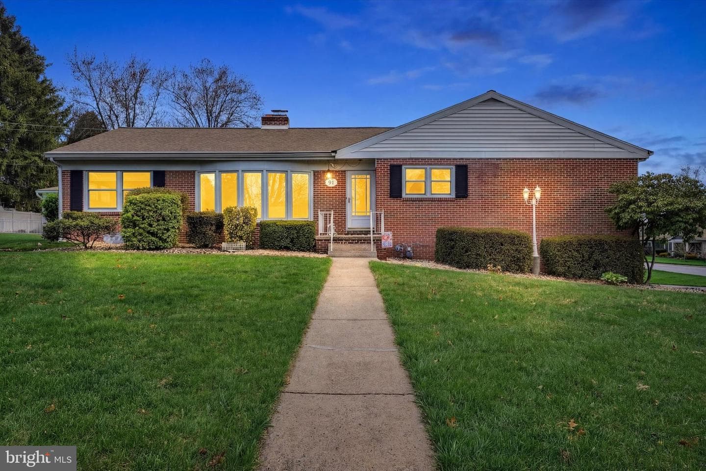 91 Lynbrook Drive S