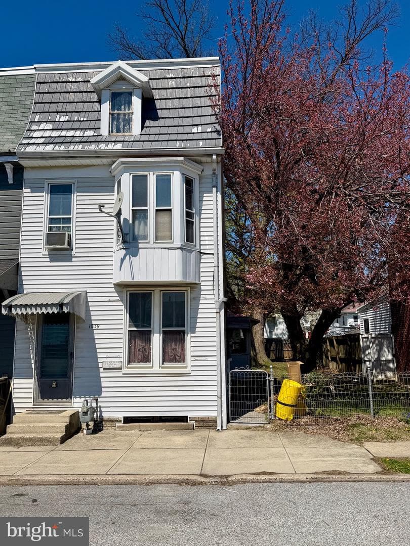 1039 E Poplar Street photo 1