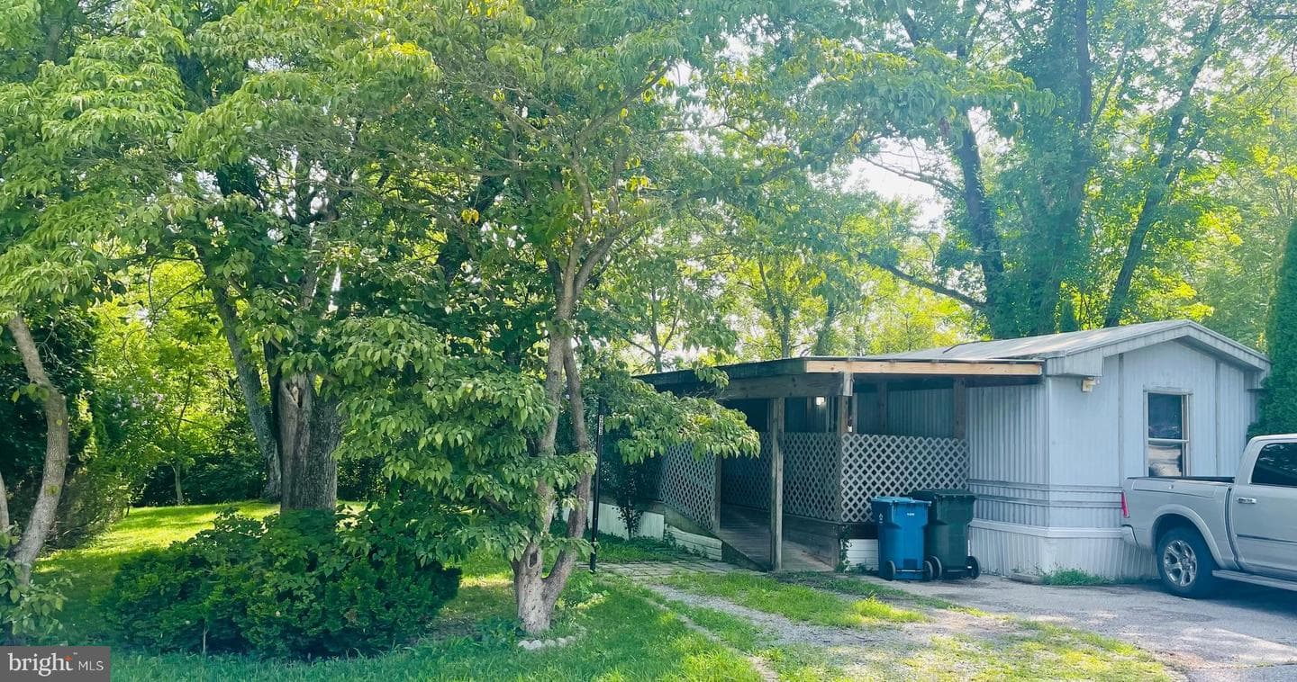563 Pine Drive, York