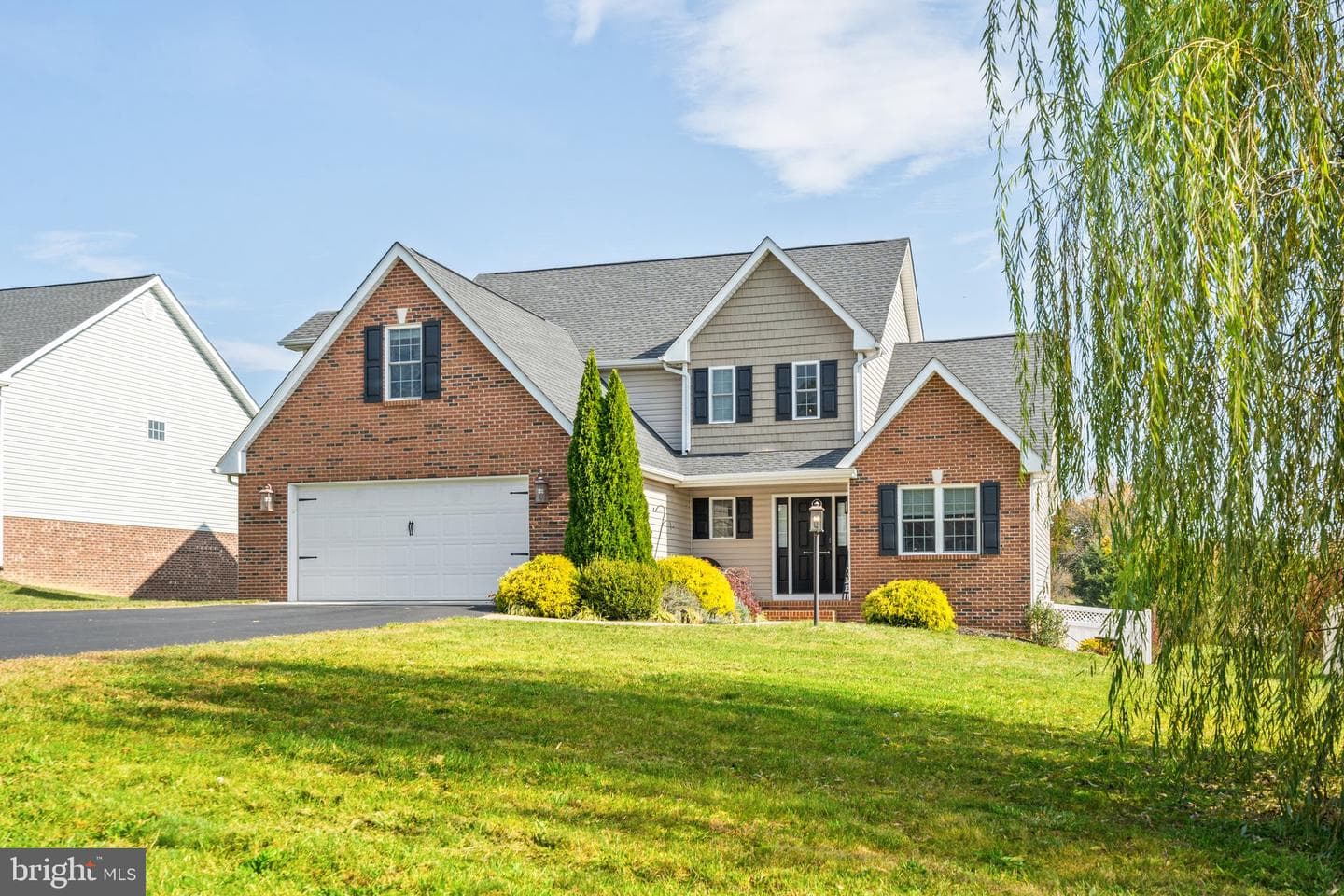 25 Riverhead Drive photo 1