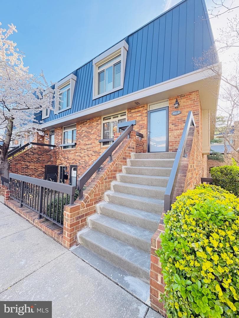 1661 S Hayes Street #2 photo 1