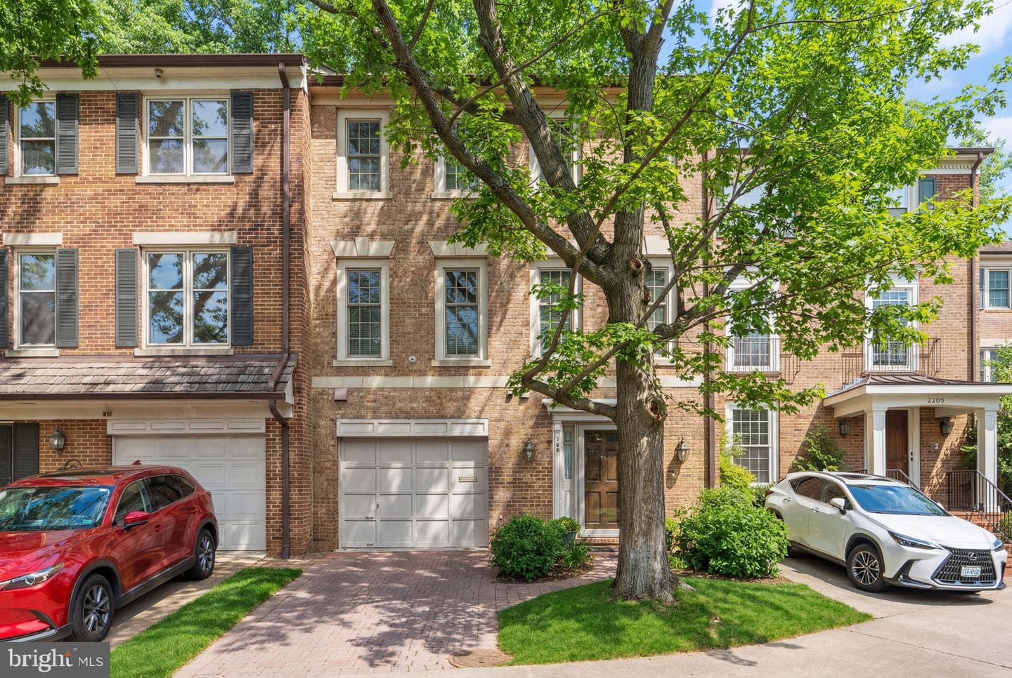 2407 S Queen Street photo 1