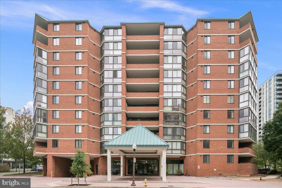 1001 N Randolph Street #913