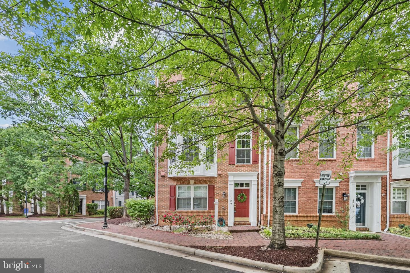 120 Martin Lane photo 1
