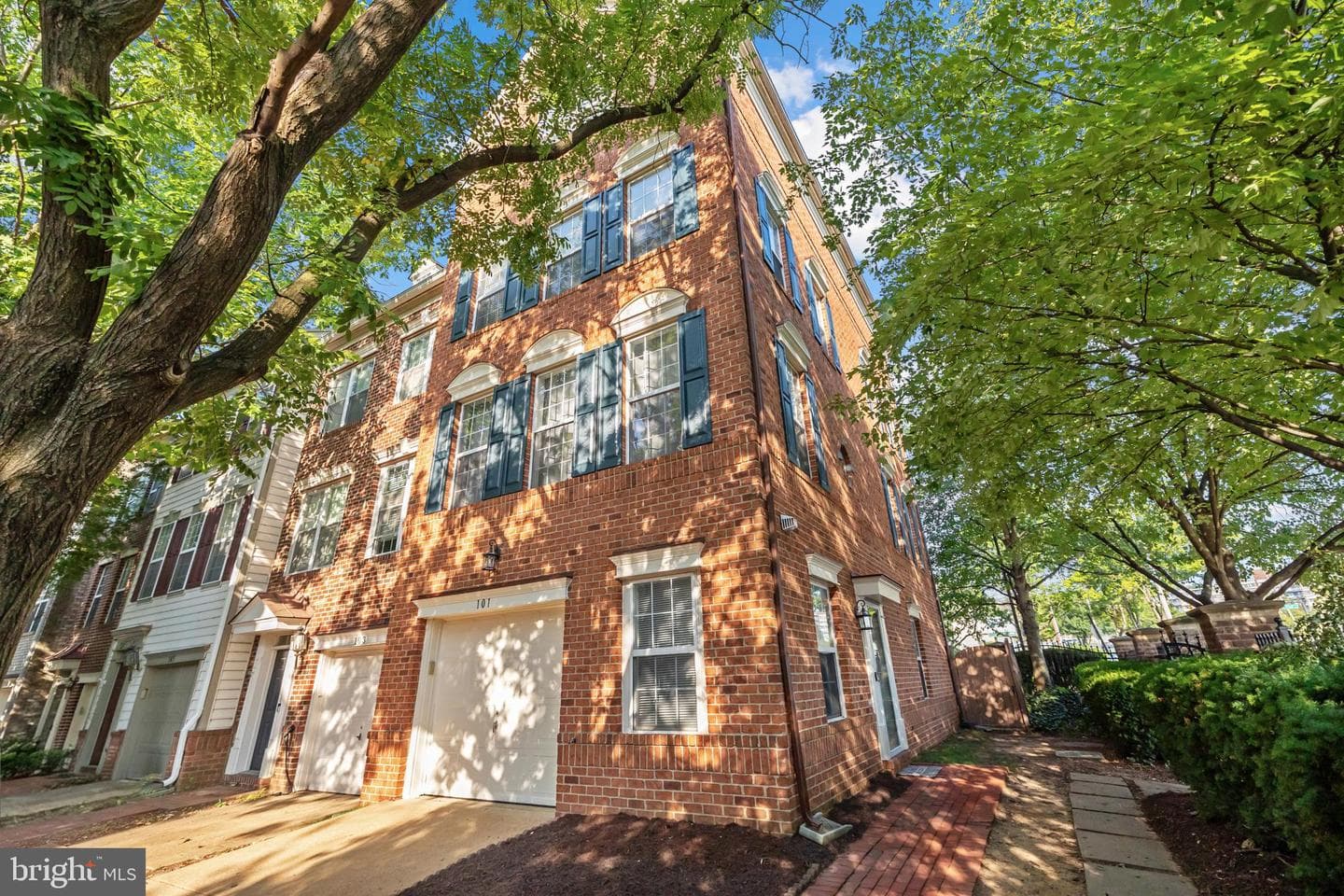 101 Martin Lane photo 1