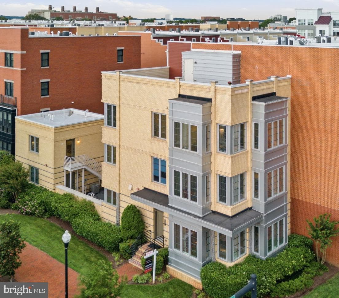 611 Howell, Alexandria