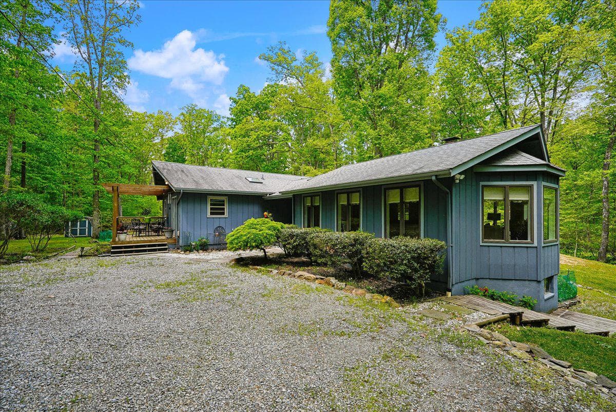 98 Cliff Lane photo 1
