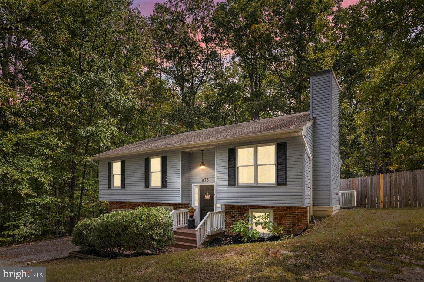 975 Swan Lane photo 1