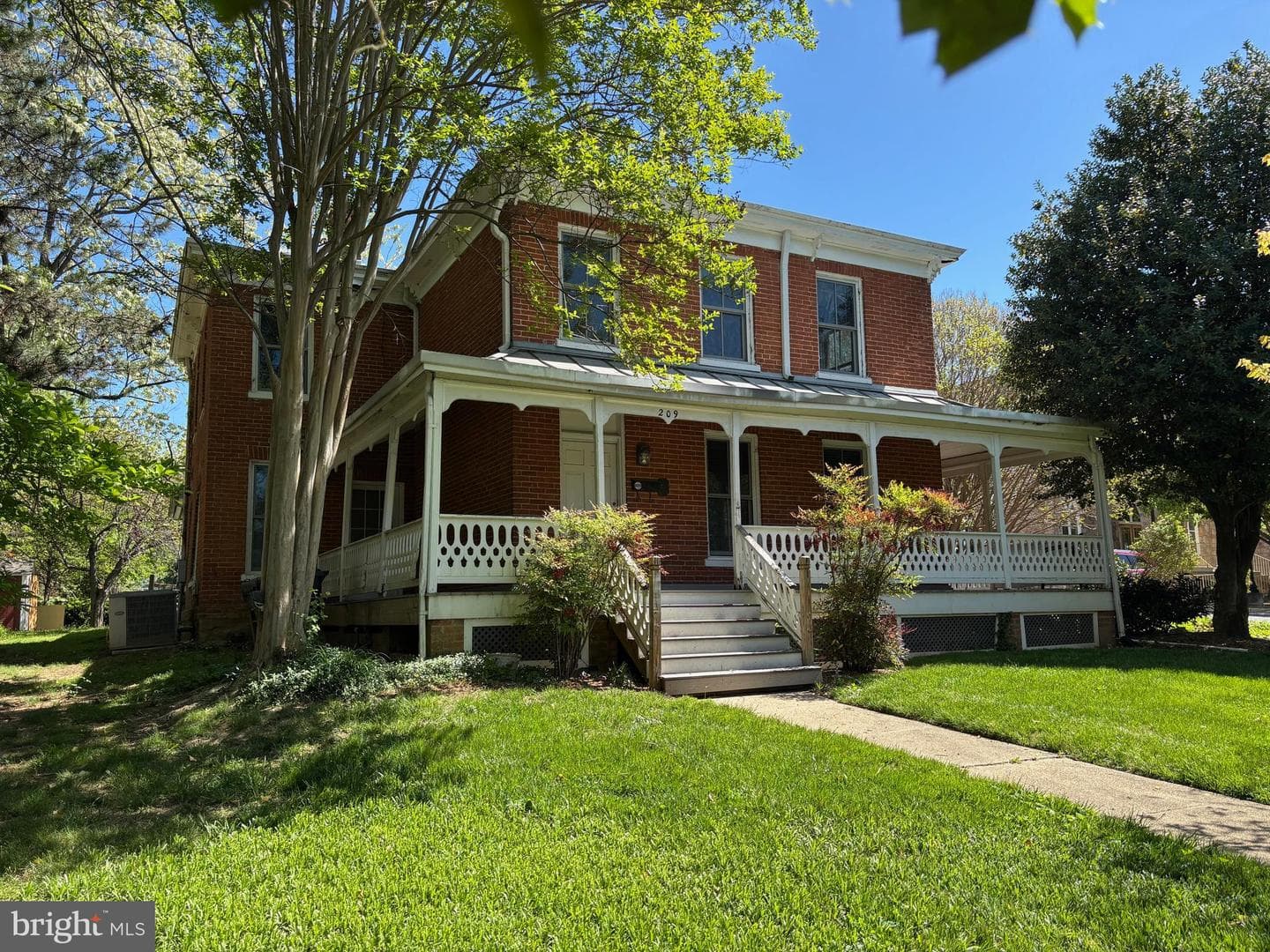 209 E Broad Street photo 1