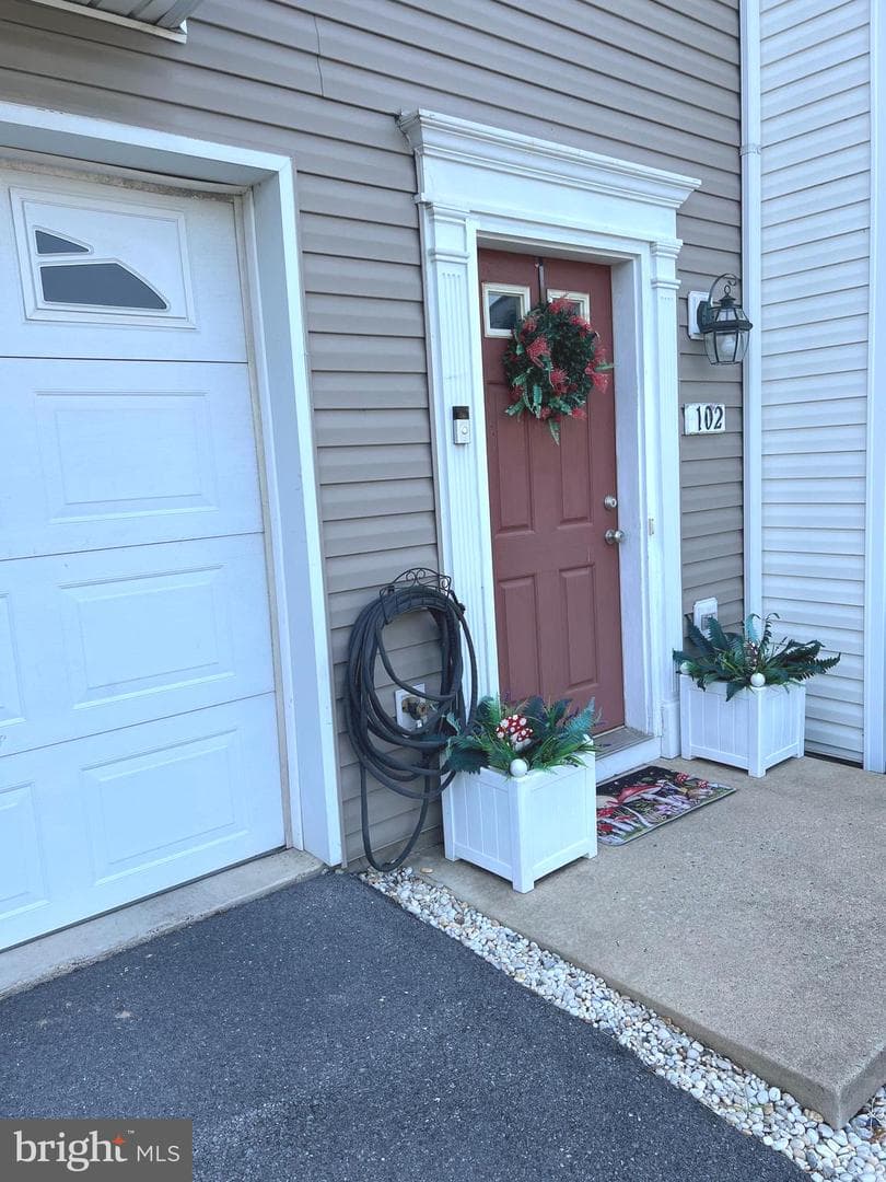 102 Zephyr Lane photo 1