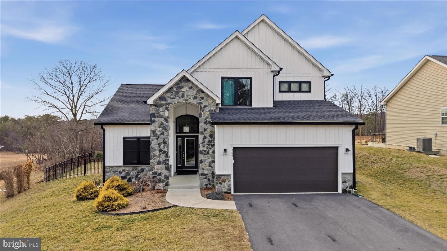 787 W Masters Drive