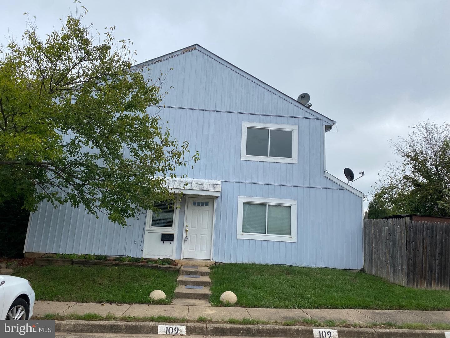 1005 Queens Court photo 1