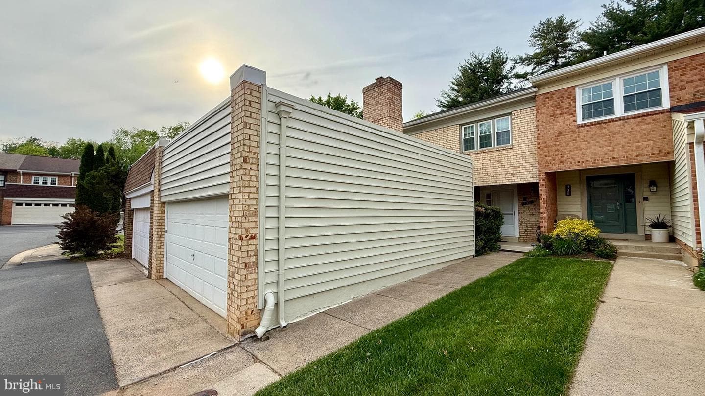 732 Hunter Court SW photo 1