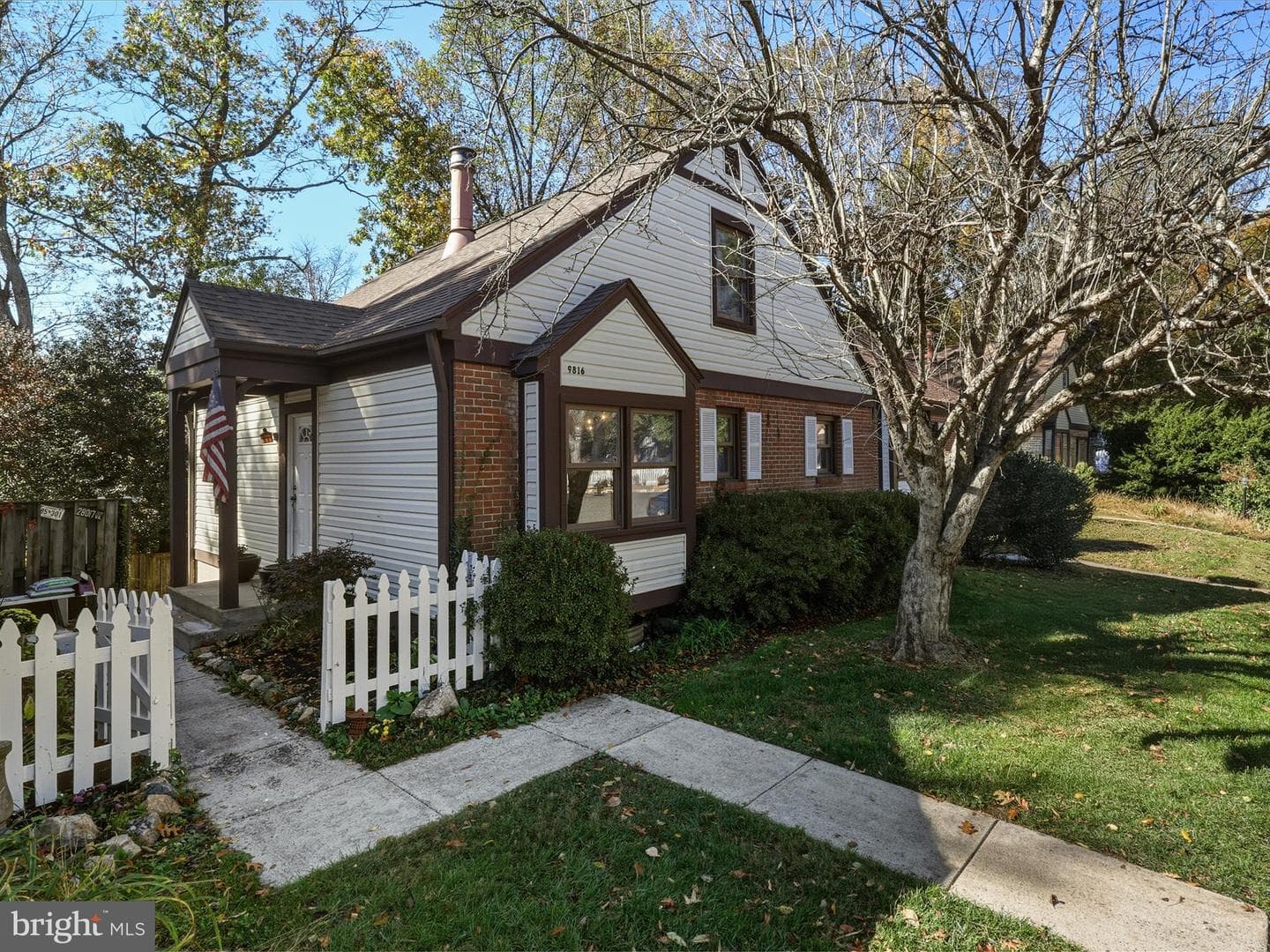 9816 Pebble Weigh Court photo 1