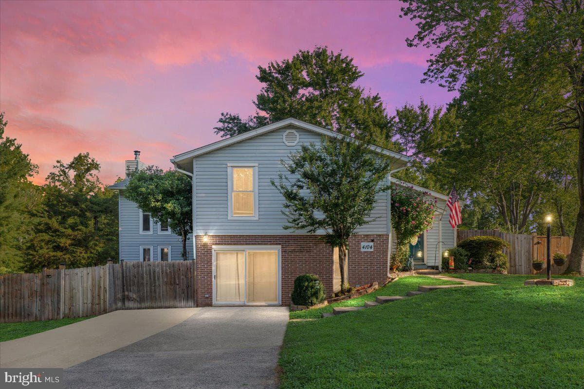4104 Hamlin Avenue photo 1