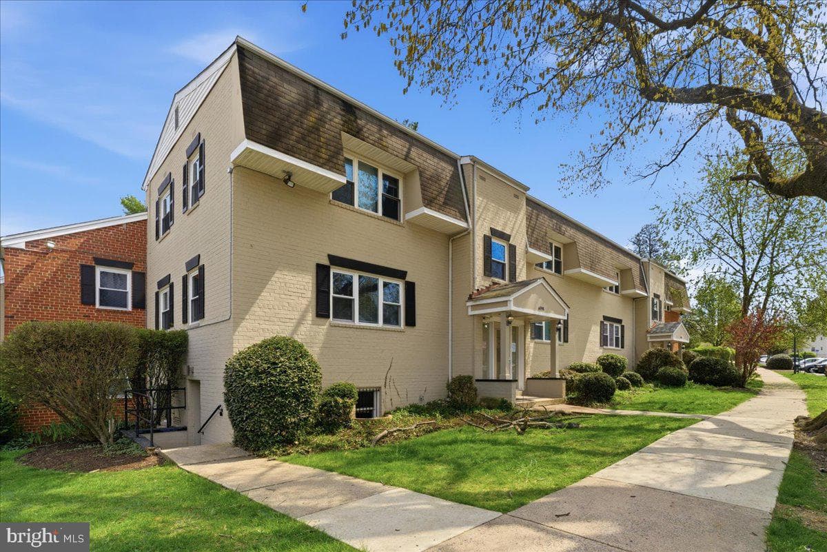 6198 Greenwood Drive #101