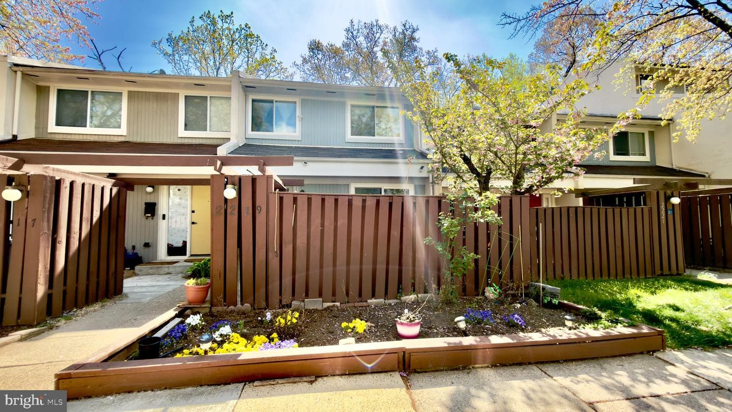 2219 Southgate Square photo 1