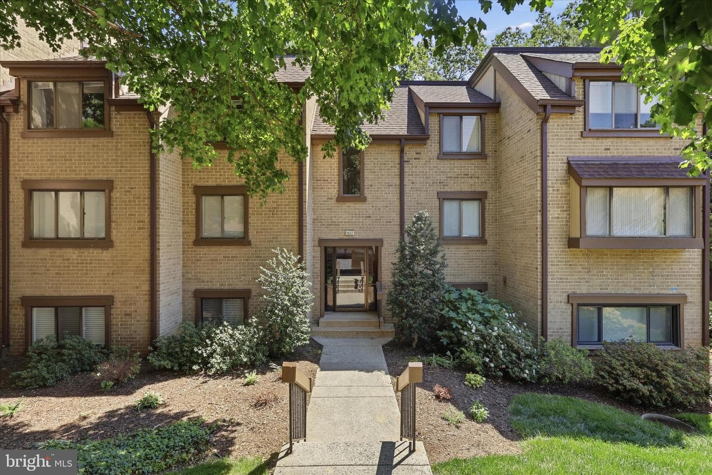 1637 Parkcrest Circle #8e/300