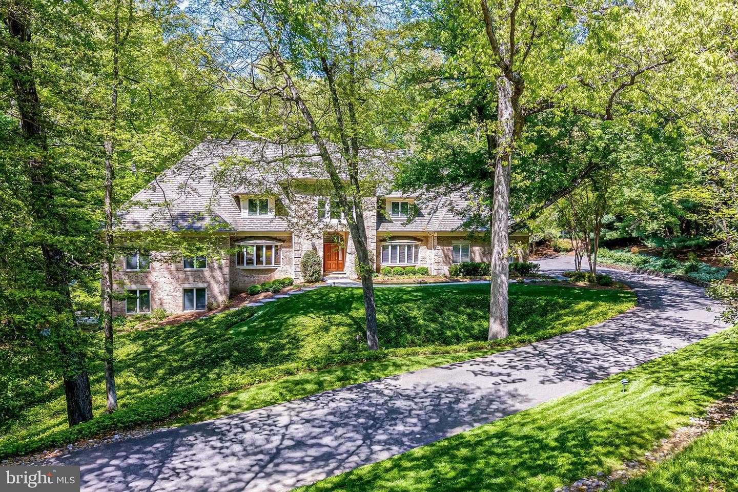 2402 Oakmont Court