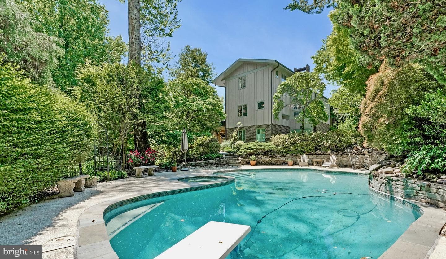 6952 Kyleakin Court, McLean