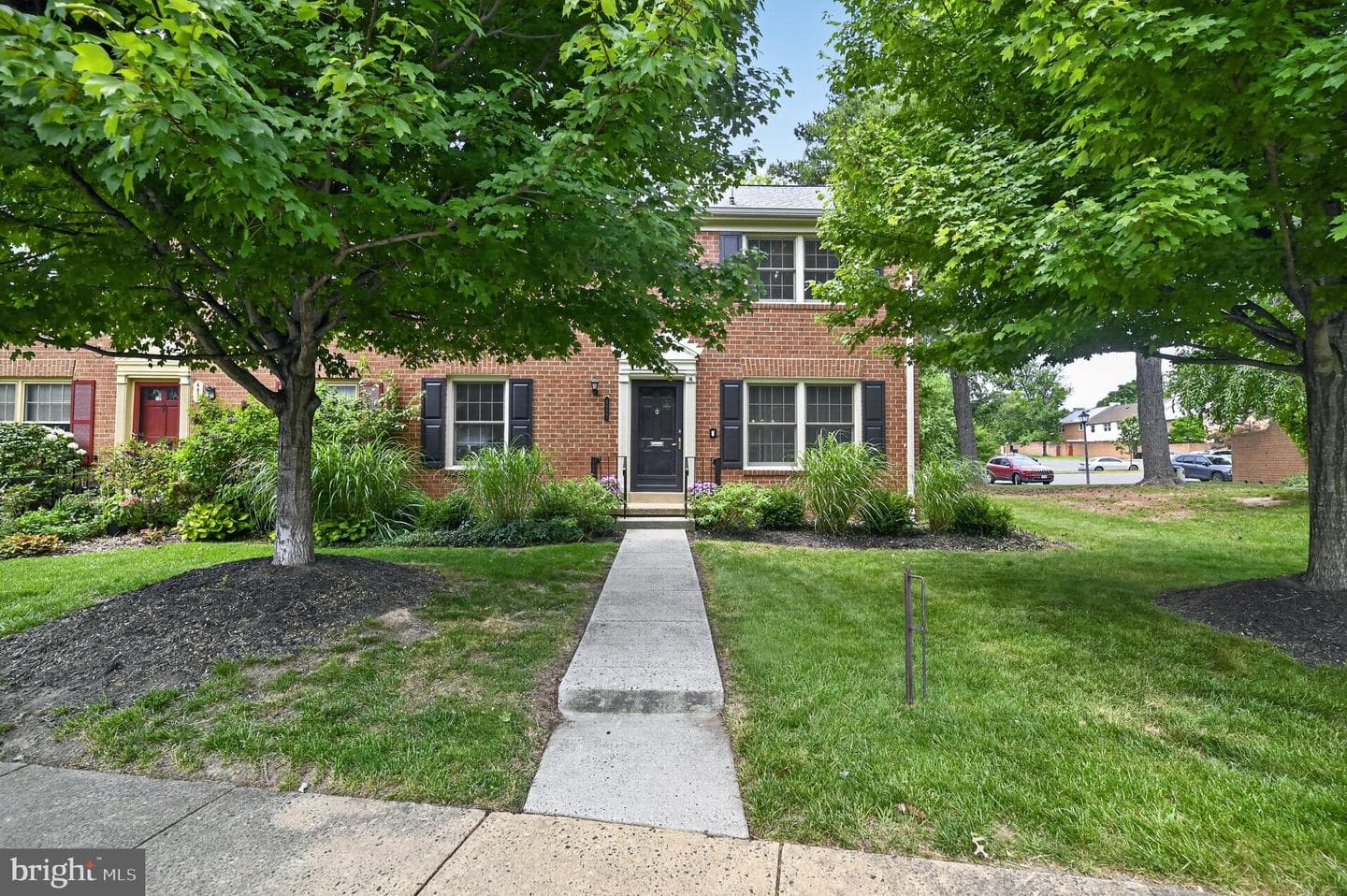 6027 Queenston Street, Springfield