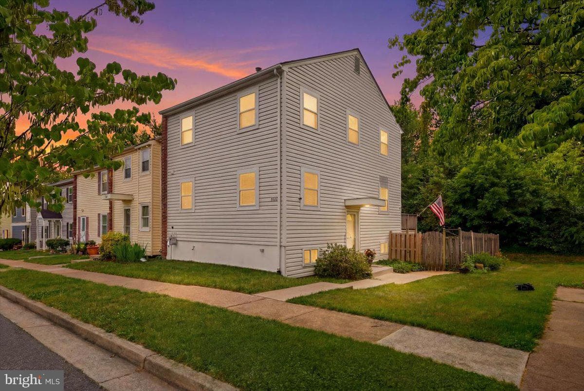 5526 Hollins Lane