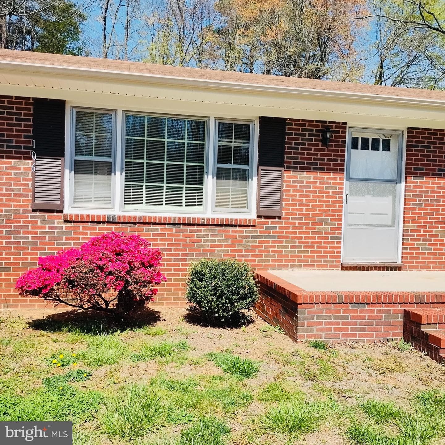 106 White Oak Dr photo 1
