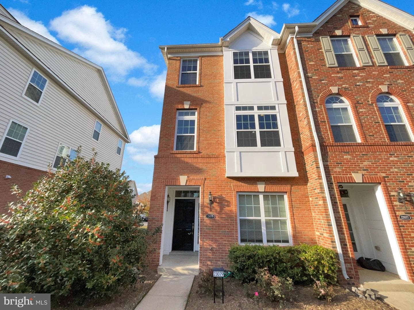 23079 Weybridge Square photo 1