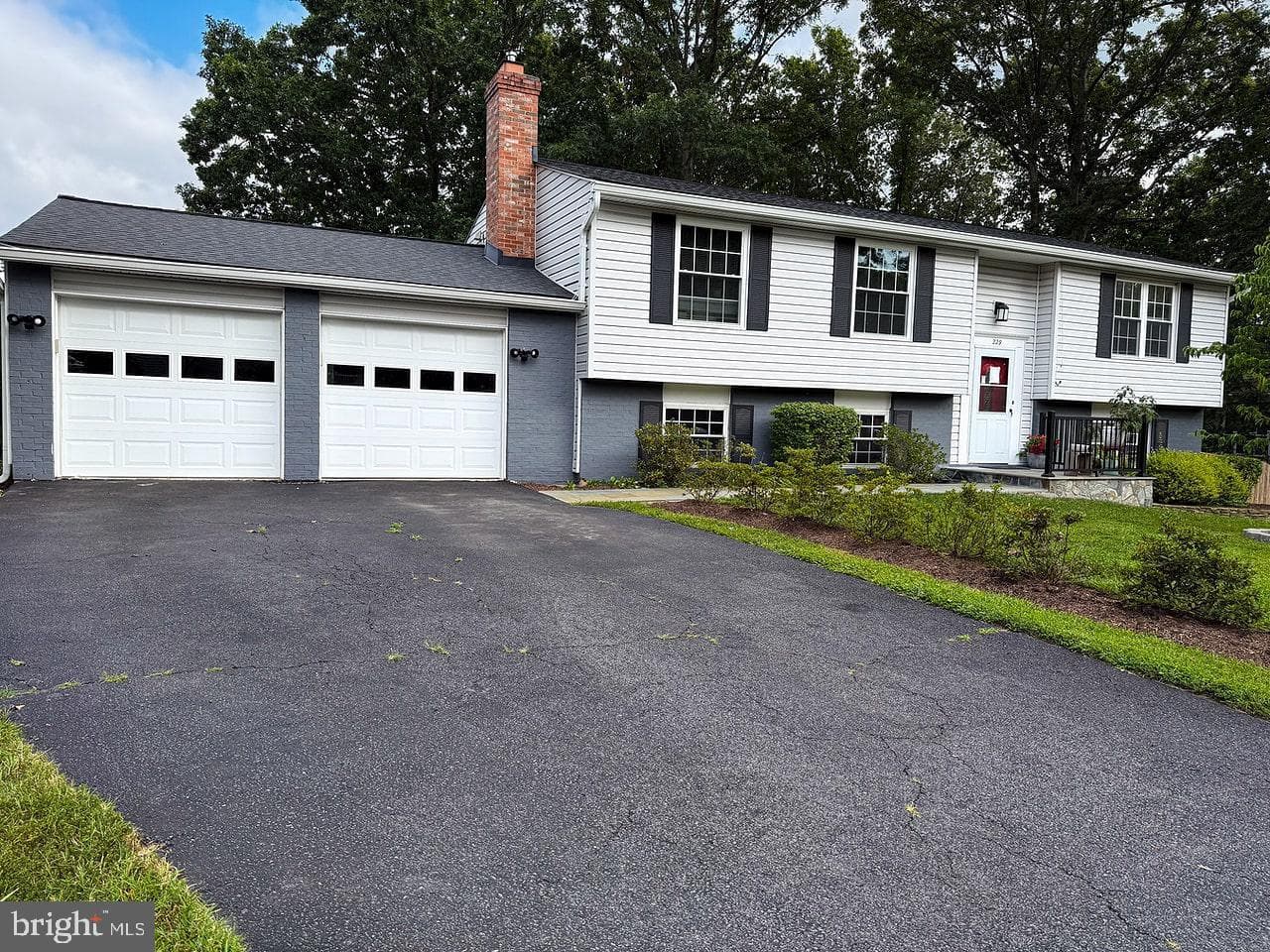 229 Applegate Drive photo 1